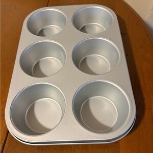 The Pampered Chef Silver Muffin Pan
